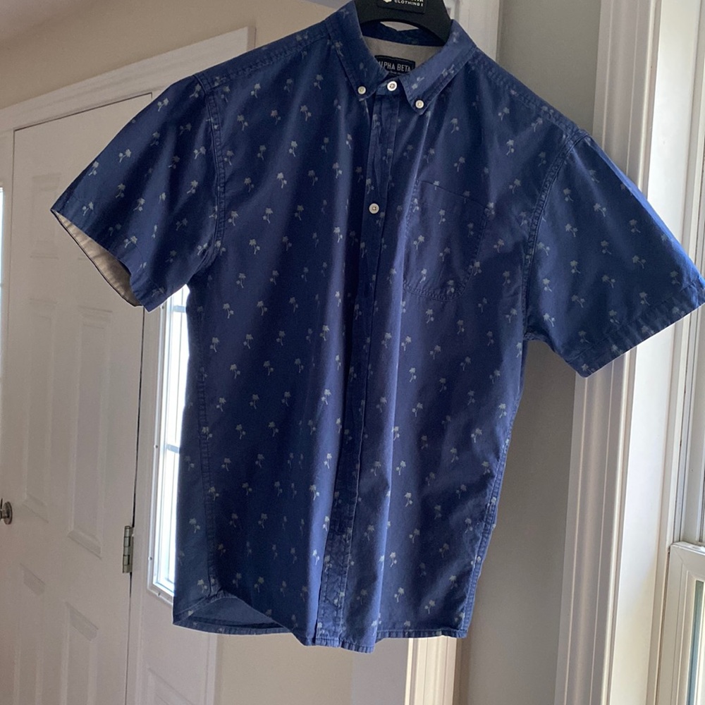 Men’s short sleeved, button down shirt. 100% cotton. Large.